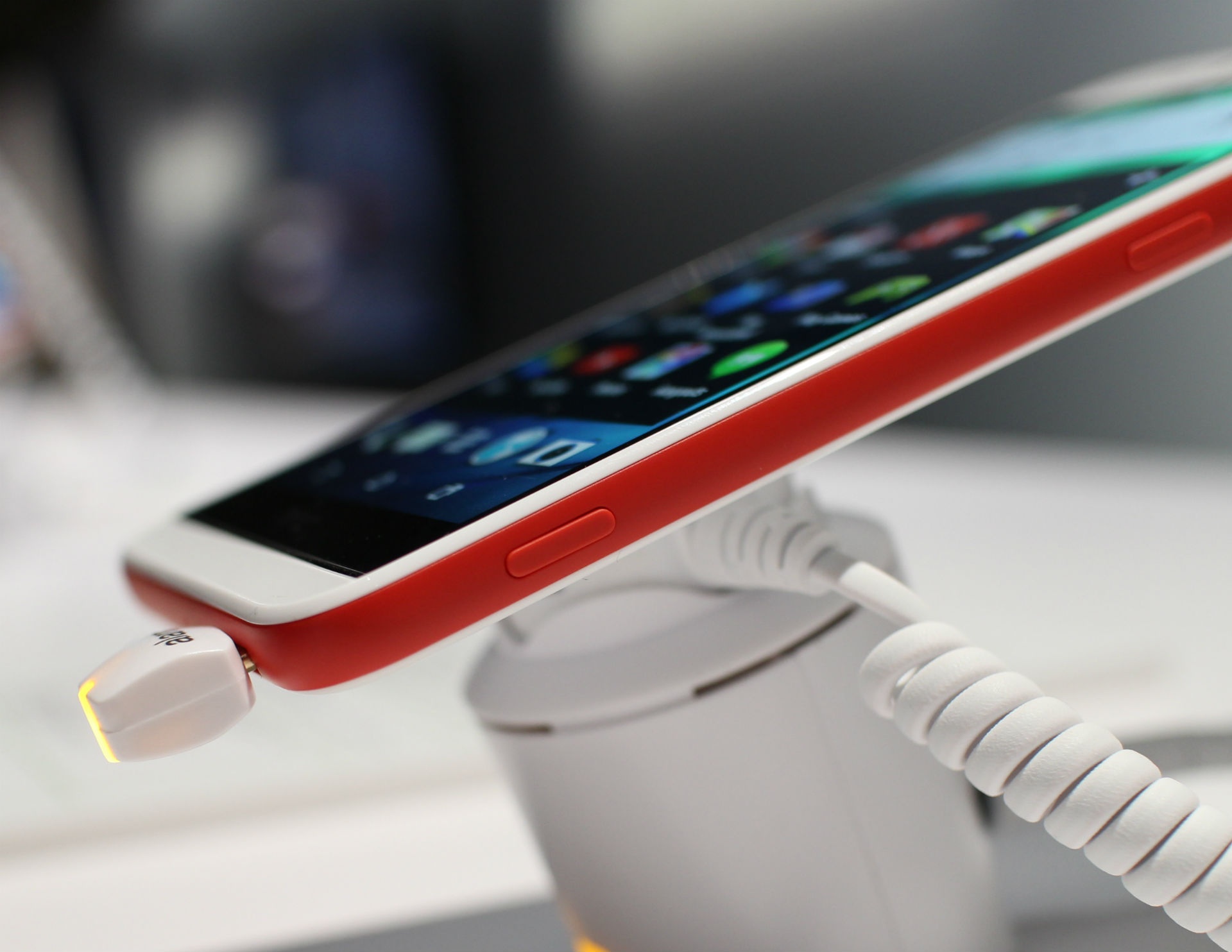 Bên cạnh phải ngoài phím nguồn và khe SIM, máy còn được trang bị một phím cứng để chụp ảnh.