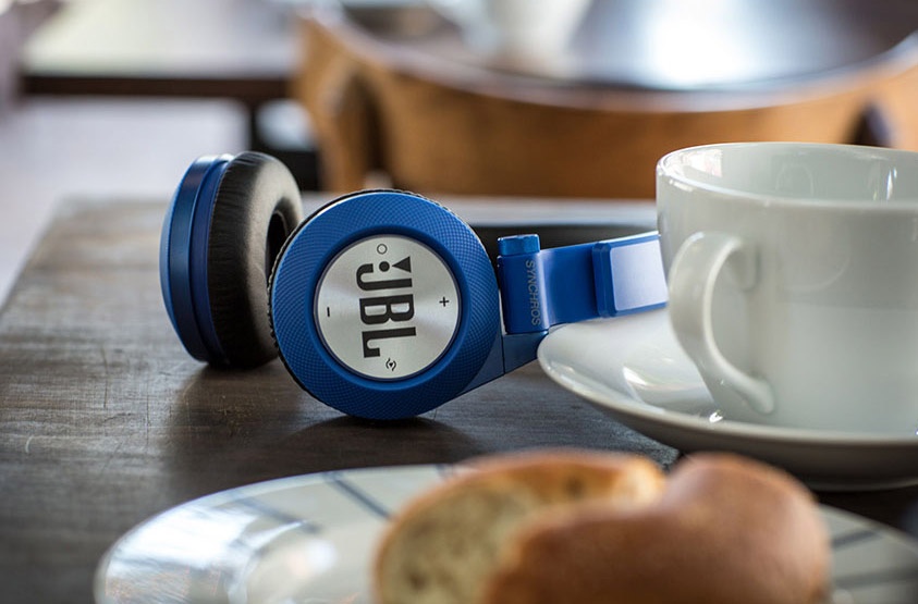 Mẫu tai nghe dạng trùm đầu với nhiều lựa chọn về màu sắc cũng sẽ là món quà mà bất cứ cô nàng nào cũng rất mong được sở hữu.