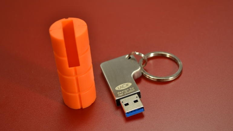 Chiếc USB 3.0 LaCie RuggedKey sở hữu thiết kế độc đáo với vỏ cao su có khả năng chống các tác động từ môi trường, có thể dùng như một móc đeo chìa khóa.