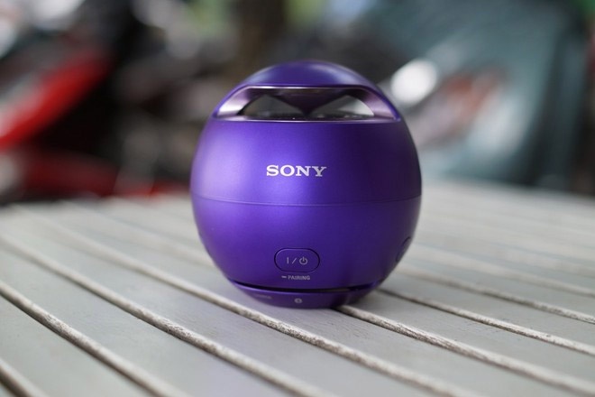Sony SRS-X1 là dòng loa di động chống nước có thiết kế hình tròn ấn tượng, hiện được bán trên thị trường xách tay với giá 2,8 triệu đồng.