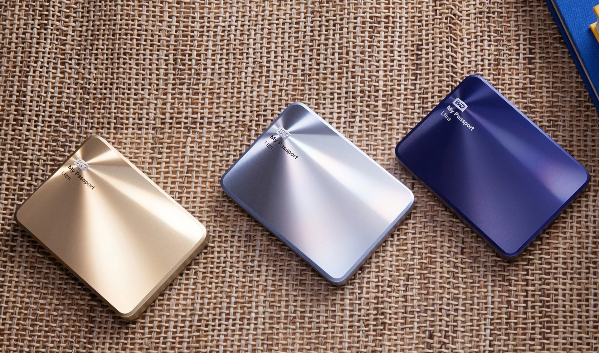 Ổ cứng di động WD My Passport Ultra Metal sở hữu thiết kế cực kỳ sexy, rất lý tưởng cho các chị em sành điệu.