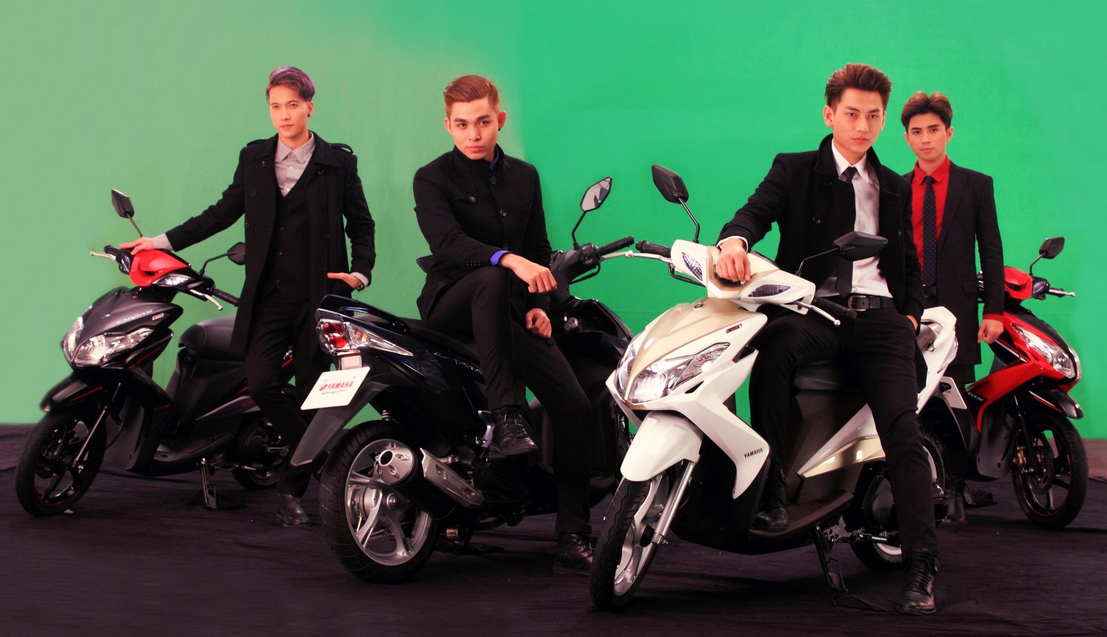 Nhóm nhạc 365 được bắt gặp khi đang chụp hình quảng cáo cho Luvias.