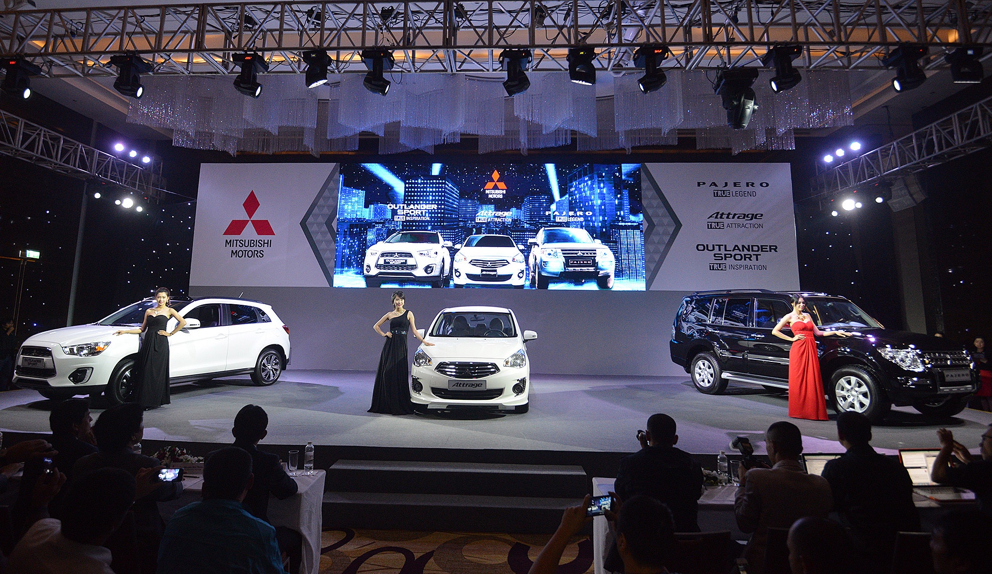 Bộ 3 Attrage, Outlander Sport và Pajero 2015 sẽ được Mitsubishi trưng bày rộng rãi tại Vietnam Motor Show 2014. Ảnh: Lê Hiếu.