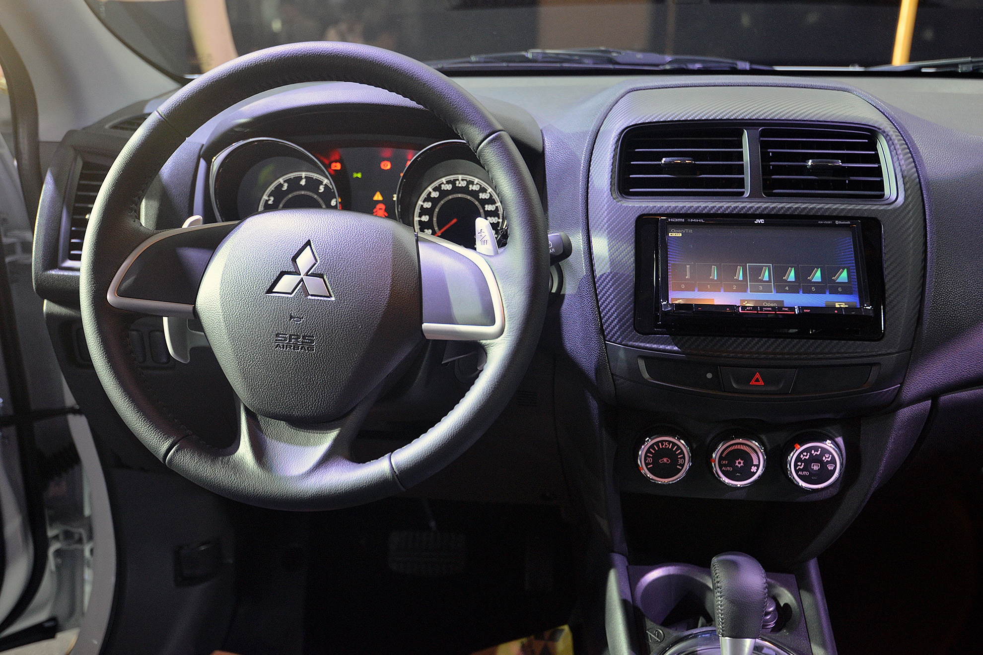 Khu vực bảng điều khiển được thiết kế gọn gàng.