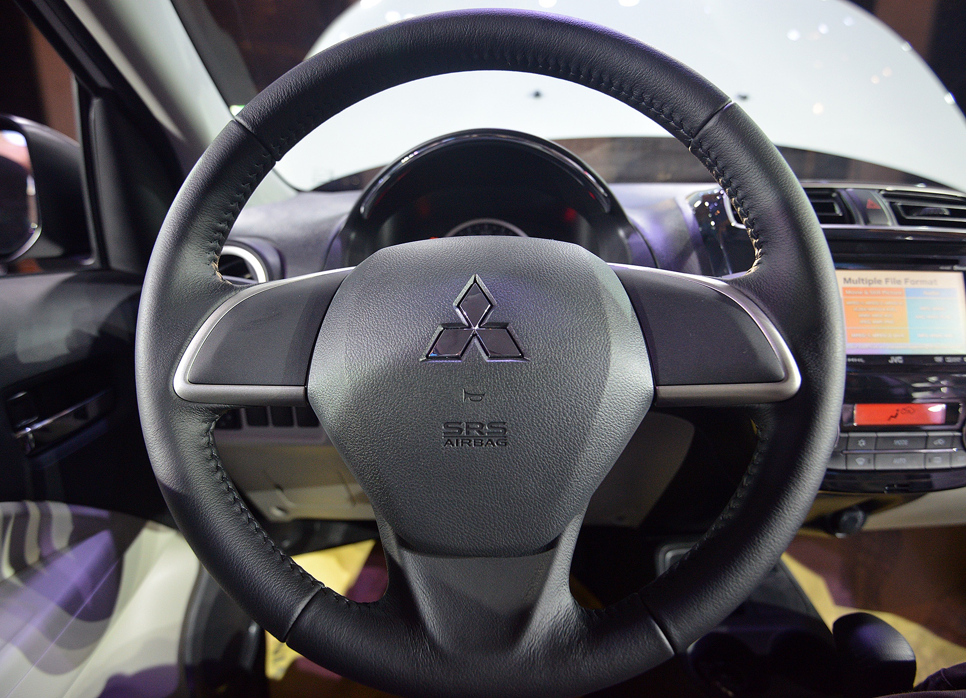 Vô lăng 3 chấu bọc da.