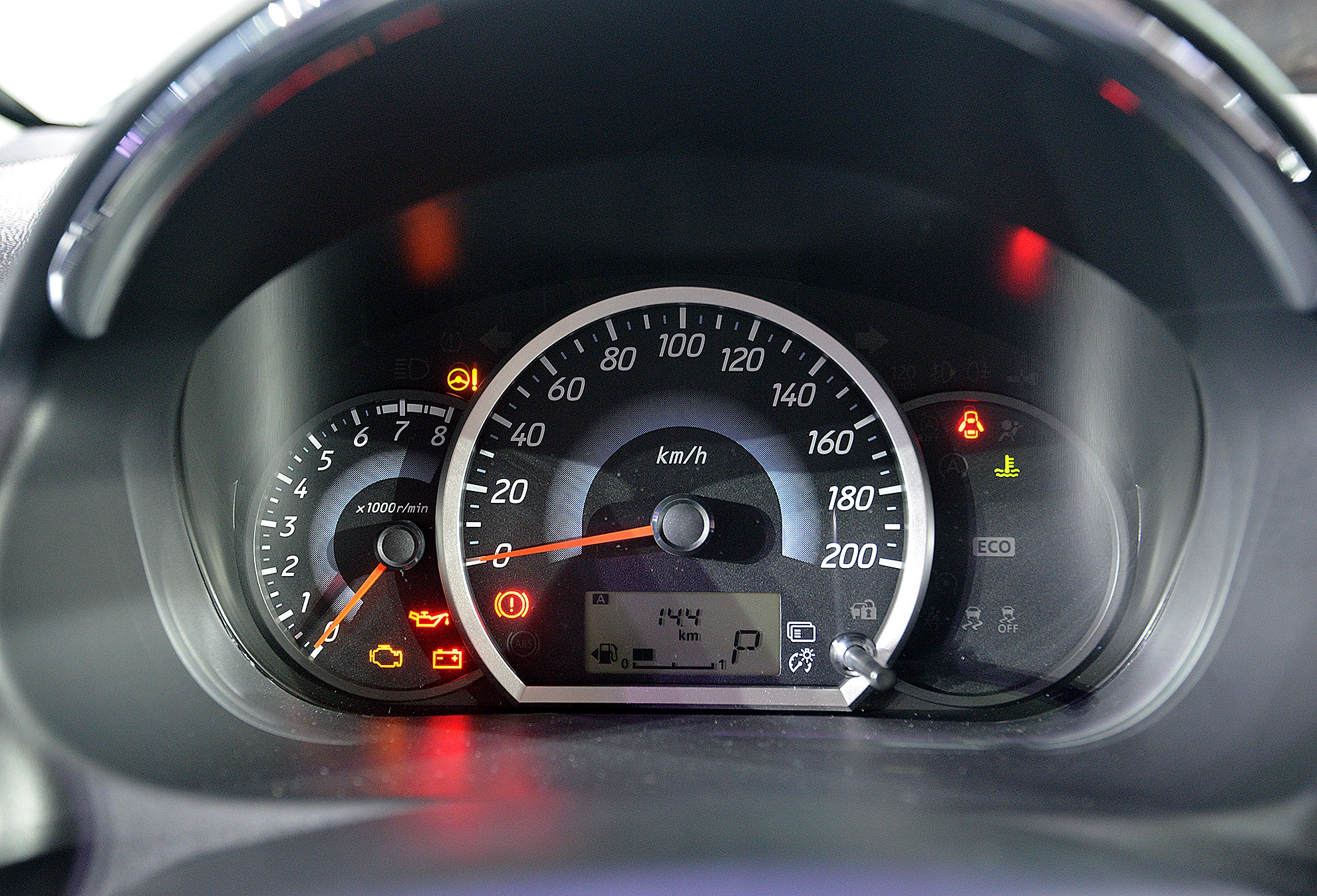 Mặt đồng hồ hiển thị các thông số cơ bản.