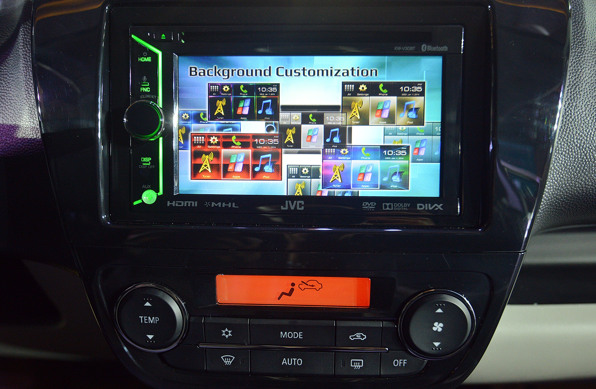 Mitsubishi Attrage cũng được tích hợp màn hình cảm ứng DVD 6,1 inch cùng hệ thống điều hòa tự động điều chỉnh theo nhiệt độ bên ngoài.