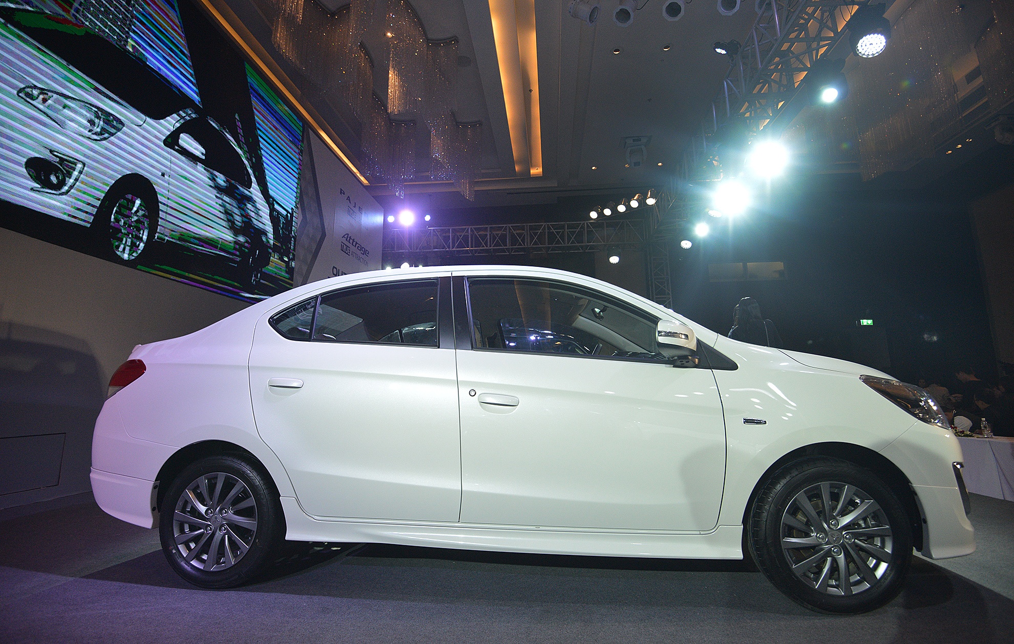 Thân xe có các đường gân chạy dọc hai bên hông, tạo dáng vẻ năng động, hiện đại. Dù sở hữu chiều dài cơ sở 2.550 mm tương đương với một số đối thủ nhưng xe lại có kích thước tổng thể khá nhỏ, với các thông số dài x rộng x cao lần lượt là 4.244 x 1.669 x 1.514 (mm). Nhờ đó, Mitsubishi Attrage sở hữu bán kính vòng cua nhỏ nhất so với các mẫu xe cùng phân khúc, tạo lợi thế khi xoay trở trong phố đông.