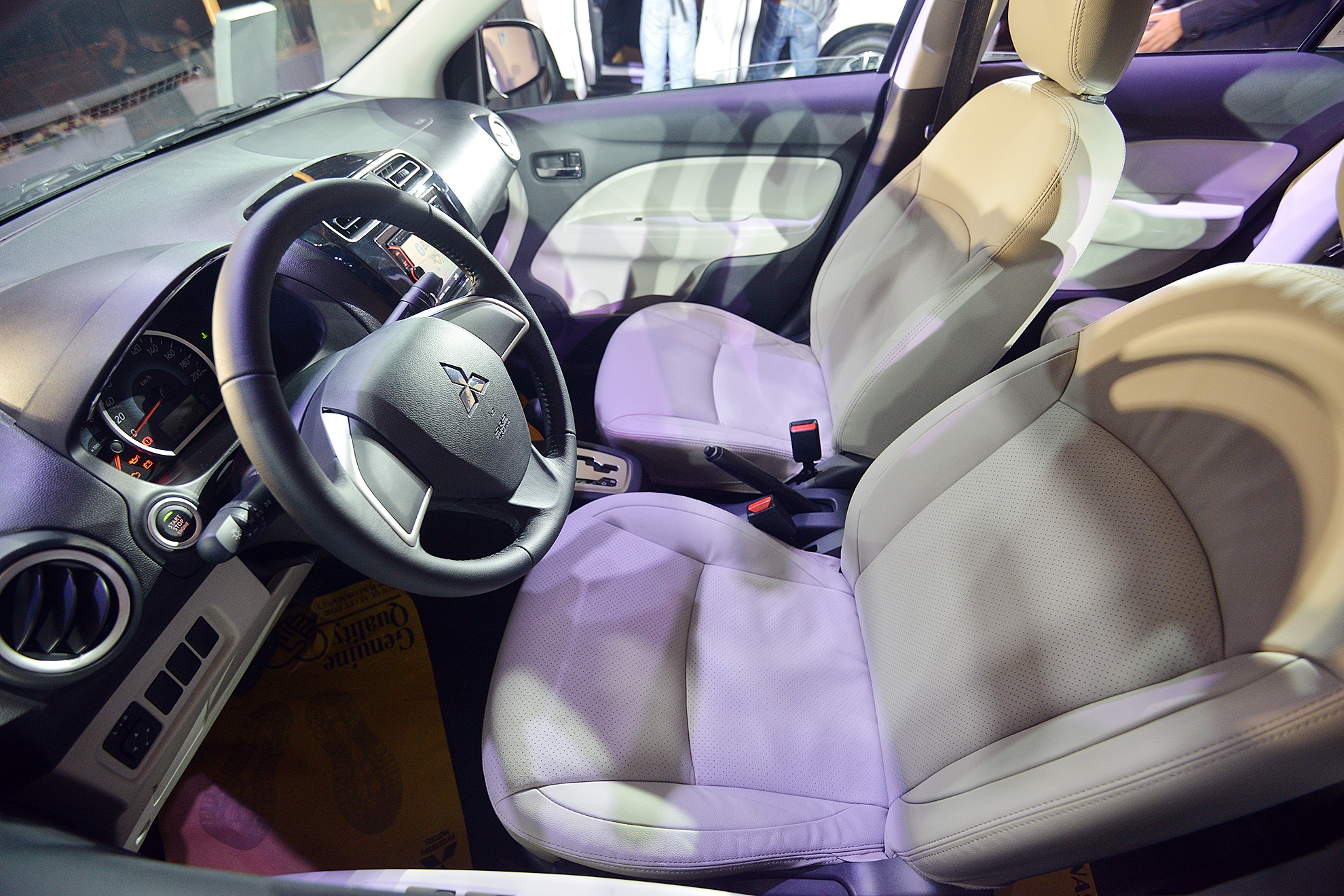 Nội thất của xe khá rộng rãi với ghế bọc da.