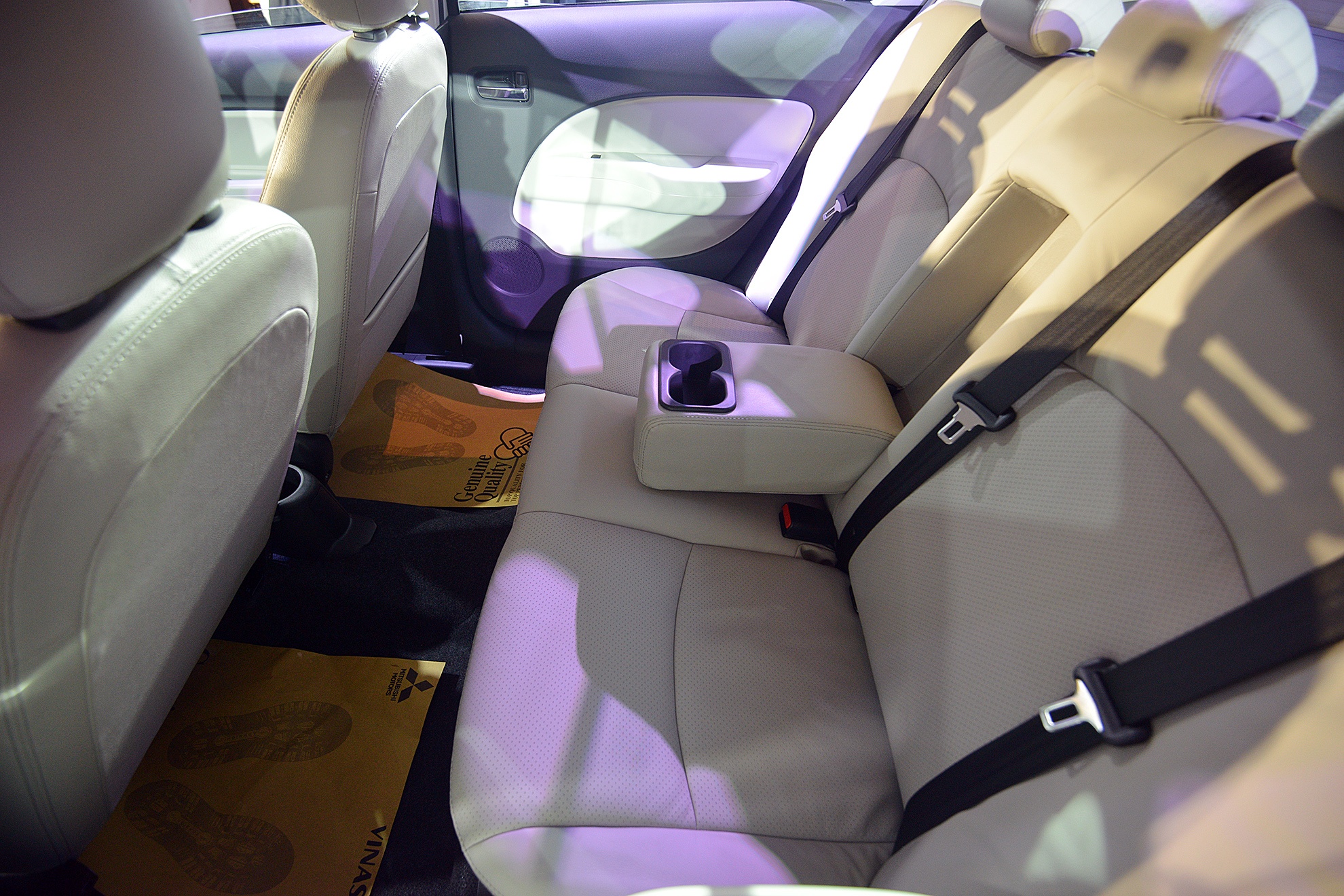 Hàng ghế sau với hộc chứa ly kiêm chỗ để tay tiện dụng.