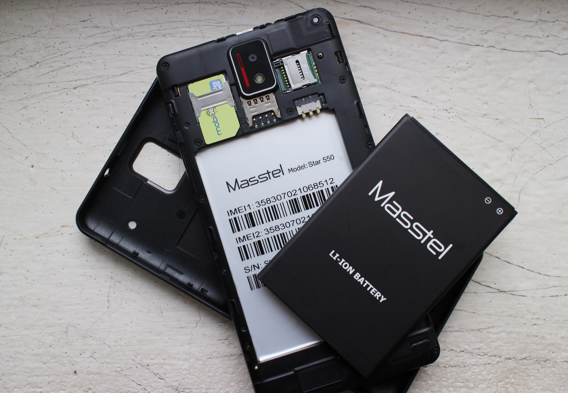 Nắp lưng của Star 550 có thể tháo rời, được làm hoàn toàn từ nhôm. Máy hỗ trợ 2 SIM 2 sóng.