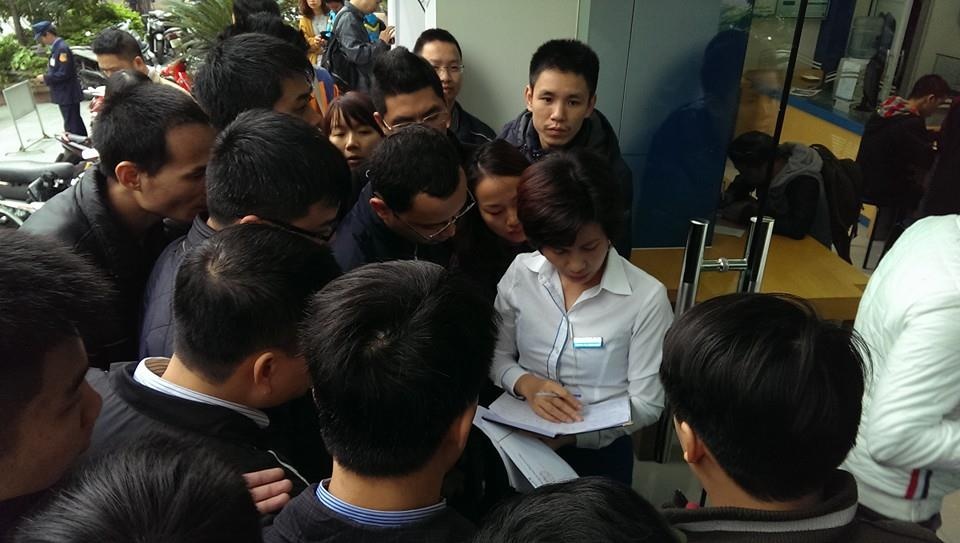 Nhân viên VinaPhone tiếp nhận danh sách và làm thủ tục cho khách hàng. Ảnh: Tuấn Cao.