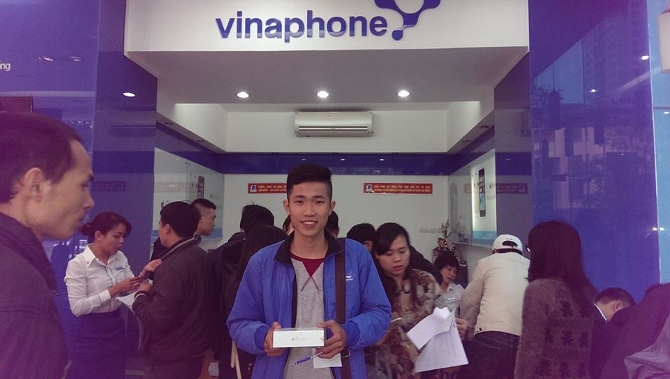 Anh Đồng Mạnh Hiếu là người đầu tiên sở hữu iPhone 6 tại cửa hàng VinaPhone Huỳnh Thúc Kháng. Ảnh: Tuấn Cao