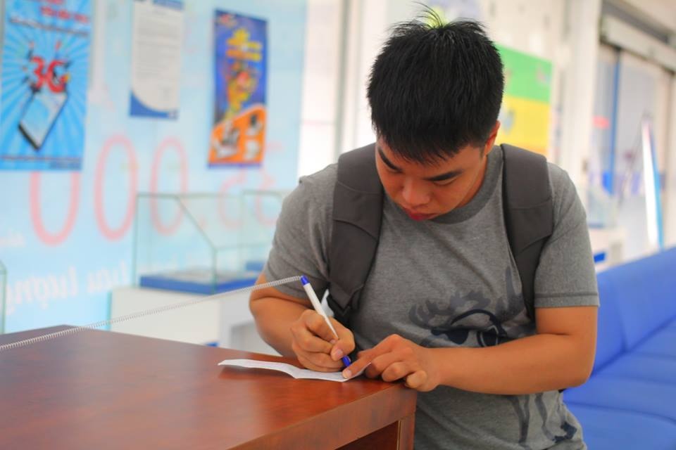 Những khách hàng đầu tiên đến mua iPhone 6 tại VinaPhone Nguyễn Du (TP.HCM). Ảnh: Quốc Huy.