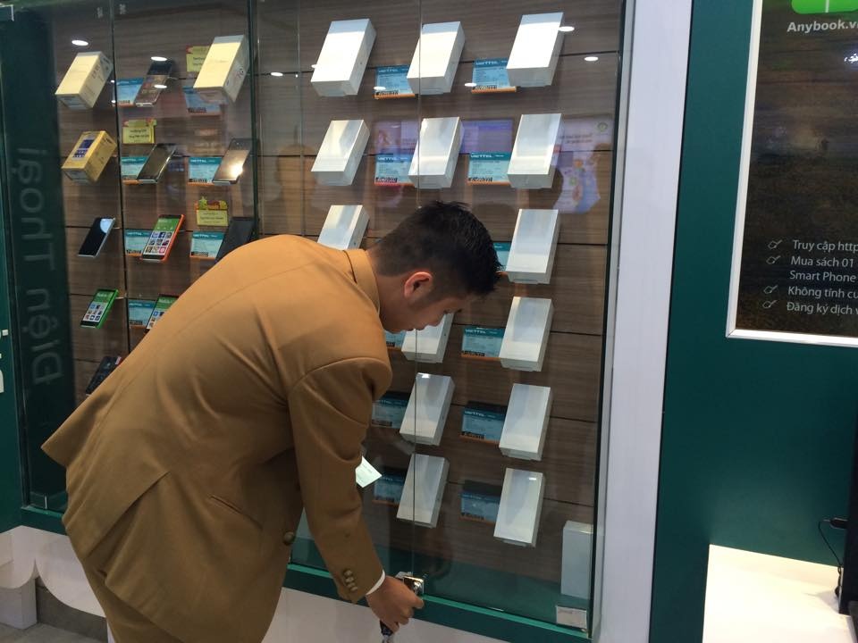 8h, nhân viên Viettel Store bắt đầu mở tủ lấy máy.