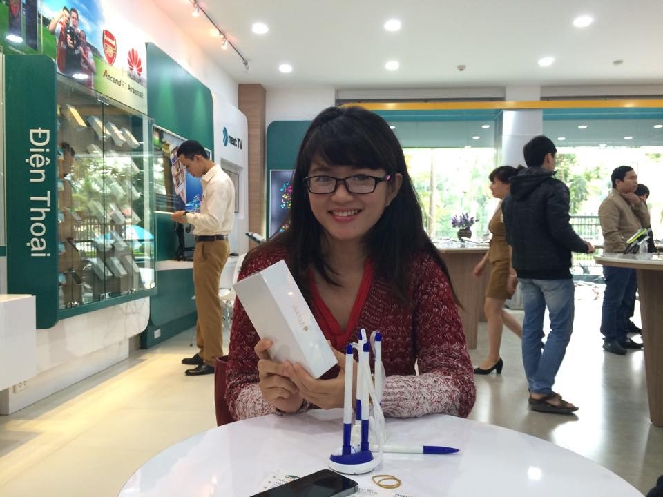 Chị Phạm Mai Ánh là người đầu tiên sở hữu iPhone 6 Plus màu vàng của Viettel.