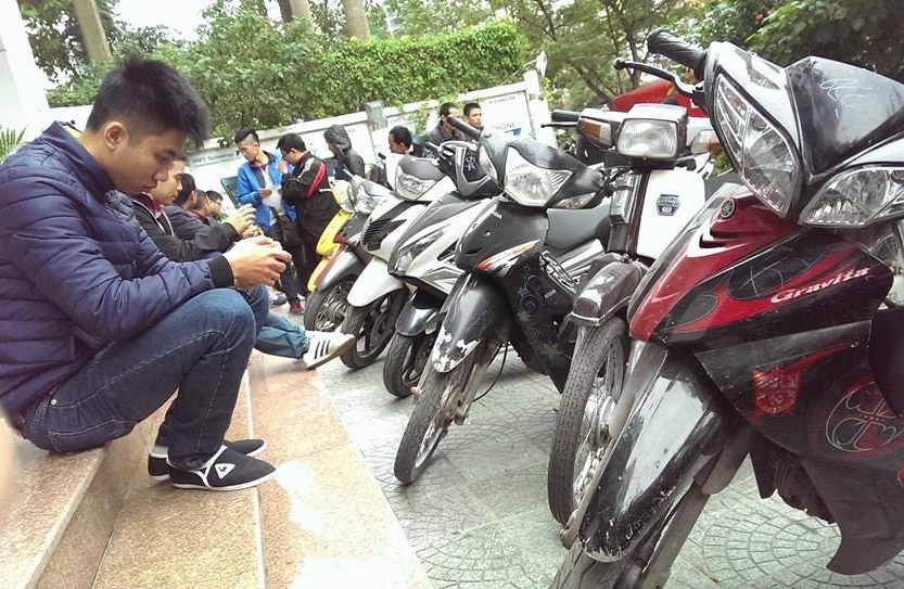 Trước giờ cửa hàng VinaPhone trên đường Huỳnh Thúc Kháng (Hà Nội) mở cửa, có khoảng 30 khách đến xếp hàng tại đây chờ mua iPhone 6 và 6 Plus. Theo xác nhận của bảo vệ cửa hàng, anh Đồng Mạnh Hiếu là vị khách đầu tiên đến đăng ký mua iPhone 6 chính hãng. Anh Hiếu có mặt từ 7h tối 13/11. Ảnh: Tuấn Cao.