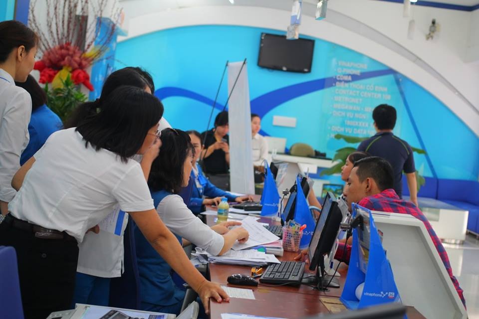 Số lượng máy ở các cửa hàng VinaPhone tại TP.HCM khá hạn chế, chỉ khoảng 20 chiếc mỗi cửa hàng. Ảnh: Quốc Huy.