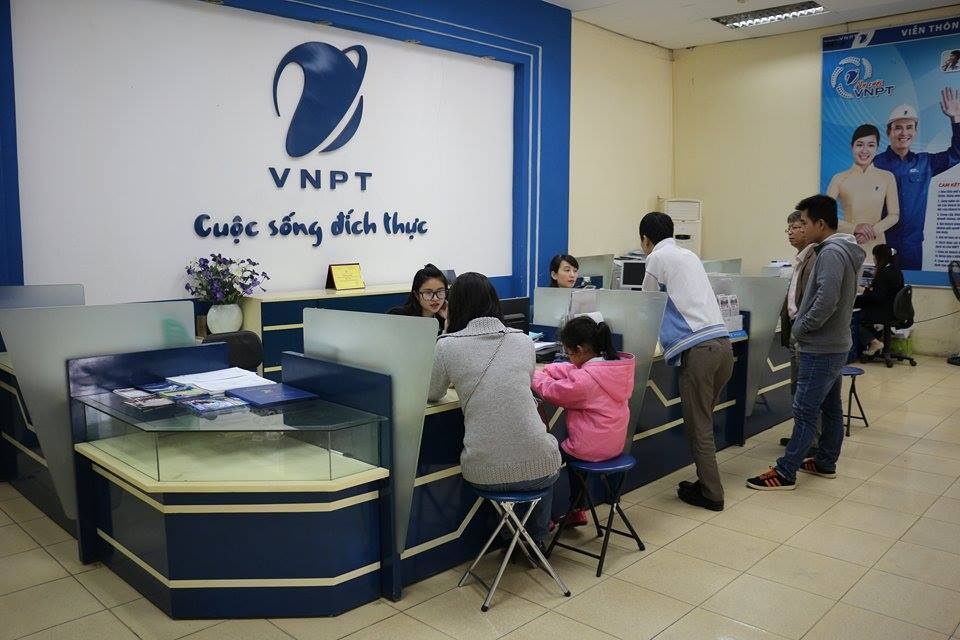 Số lượng khách mua iPhone 6 tại cửa hàng VinaPhone Đinh Tiên Hoàng khá ít. Ảnh: Mạnh Thắng.