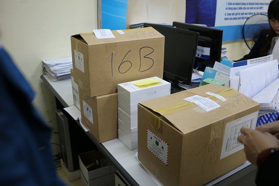 Tại cửa hàng VinaPhone Huỳnh Thúc Kháng, nhân viên thông báo sẽ ngừng bán ở khách hàng số 40. Tính đến 8h30, cửa hàng chỉ còn 4 chiếc iPhone 6 Plus 16 GB. Những khách hàng chưa mua được máy theo đúng nhu cầu trong hôm nay được hẹn quay trở lại cửa hàng vào ngày mai. Tính đến 9h, Viettel cho biết đã bán được trên 300 chiếc iPhone 6 và 6 Plus theo đường trực tiếp, không kể lượng đặt hàng qua Bank Plus.