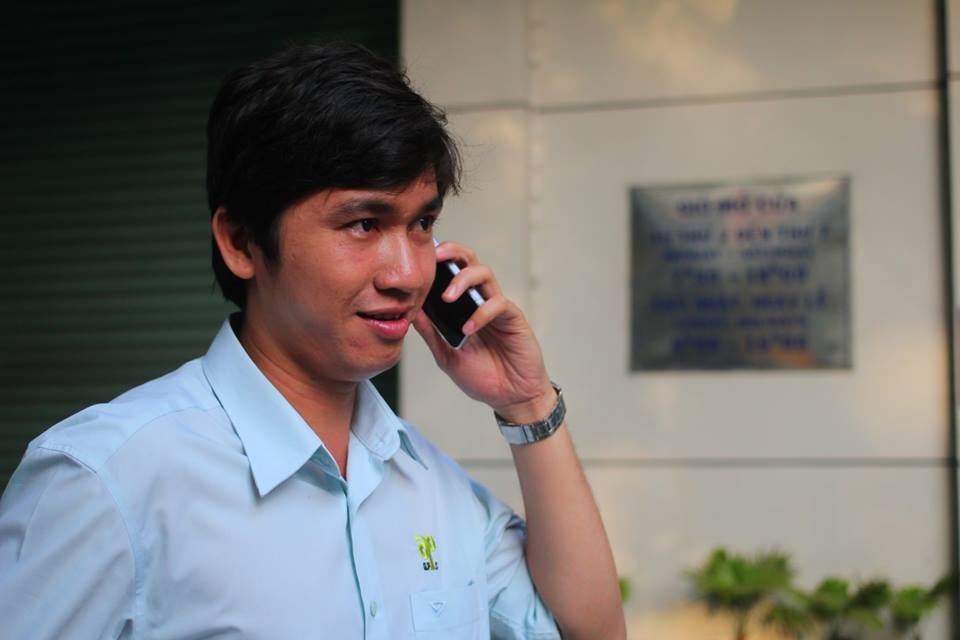 Anh Đỗ Quang Hiển là khách hàng đầu tiên có mặt tại cửa hàng VinaPhone Nguyễn Du, Quận 1, TP.HCM