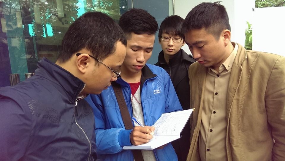 Khách hàng vẫn tiếp tục đổ về cửa hàng VinaPhone 59 Huỳnh Thúc Kháng, Hà Nội. Họ tự lập ra danh sách với xác nhận của bảo vệ cửa hàng. Ảnh: Tuấn Cao.