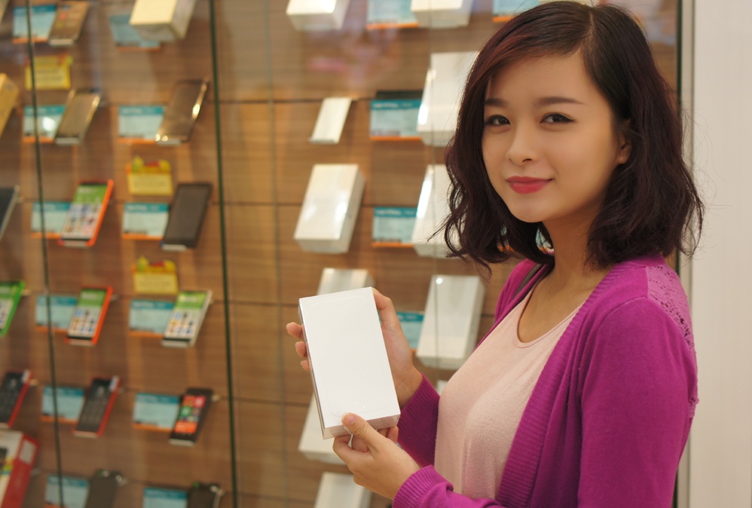 Xep hang ca dem doi mua iPhone 6 chinh hang tai Ha Noi hinh anh
