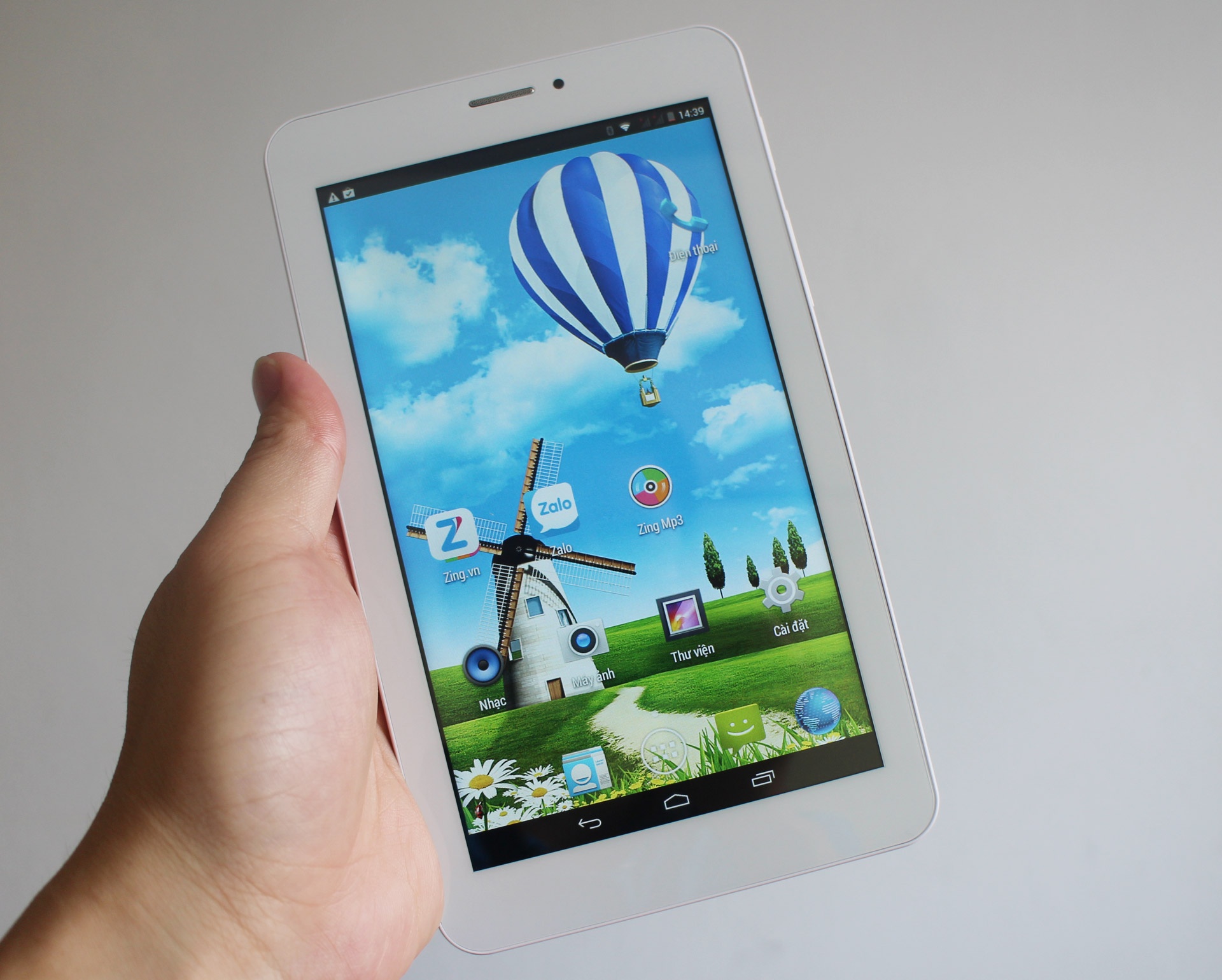 Tab 740 được trang bị màn hình 7 inch, độ phân giải 1024 x 600 pixel.