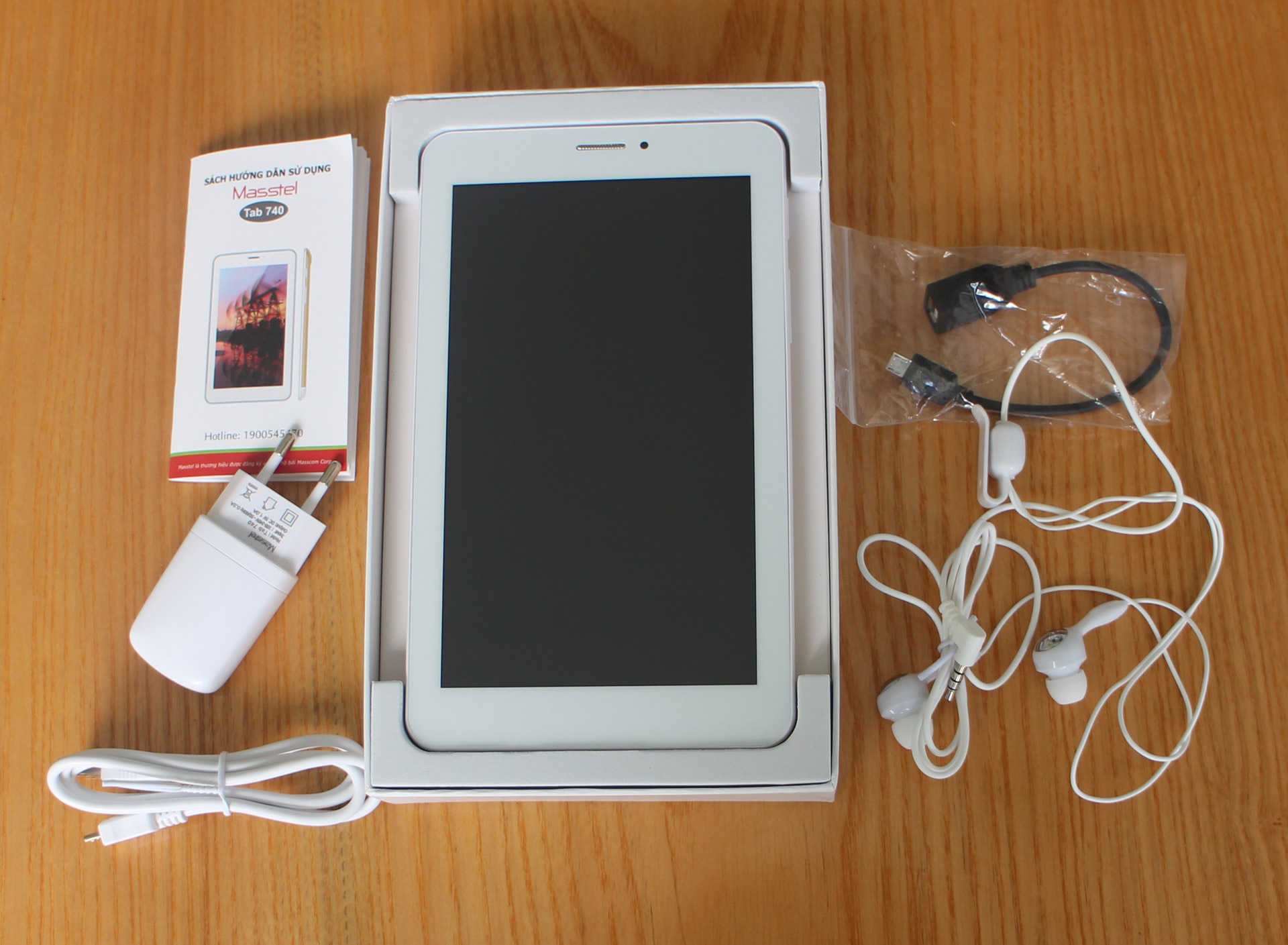 Phụ kiện đi kèm với máy gồm sách hướng dẫn, sạc, cáp OTG và tai nghe.