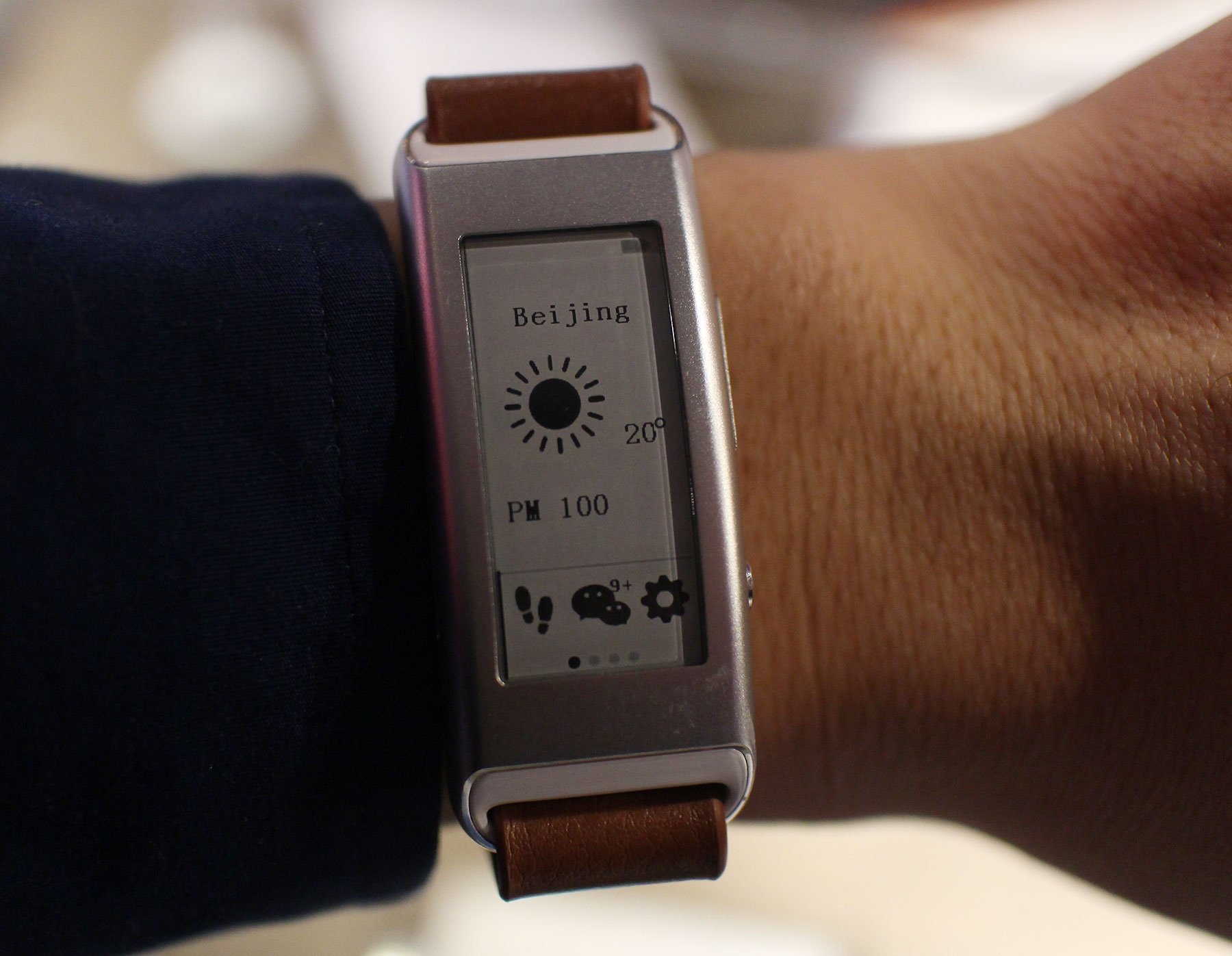 Thiết bị đeo tay đầu tiên của Lenovo có tên Vibe Band VB10.