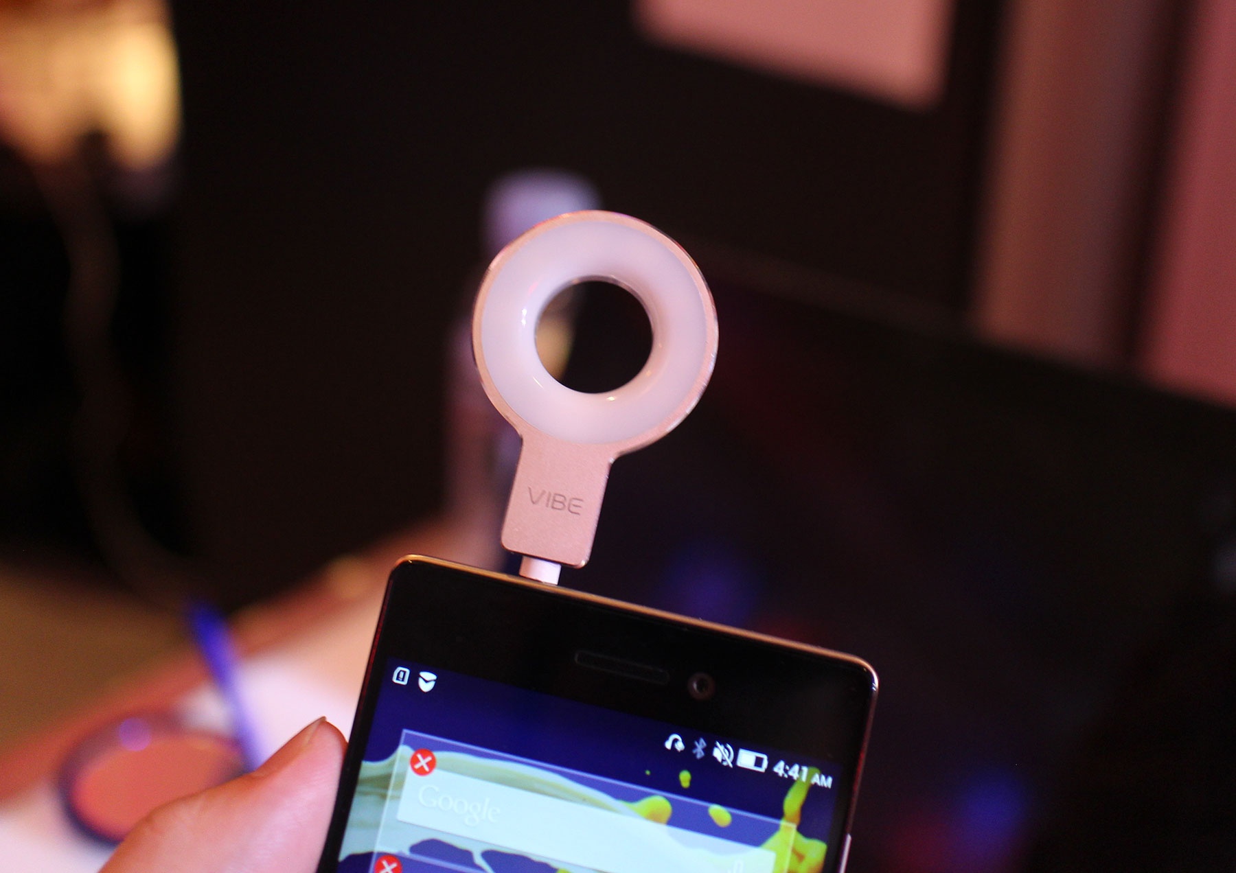 Phụ kiện Selfie Flash kết nối với điện thoại thông qua giặc cắm tai nghe có khả năng hỗ trợ chụp tự sướng trong điều kiện thiếu sáng.