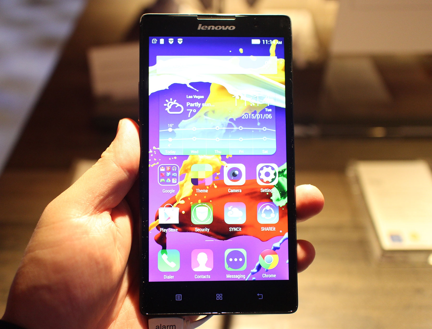 Can canh smartphone dau tien dung chip Intel Atom 64-bit hinh anh