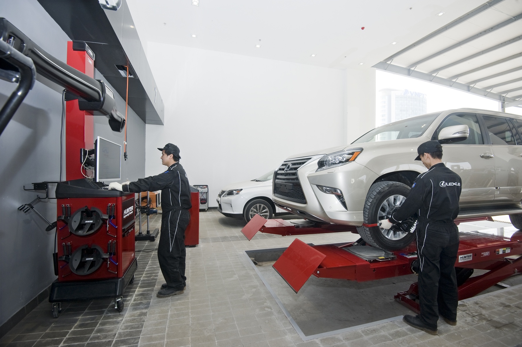 Khu vực xưởng dịch vụ với những trang thiết bị hiện đại, tiên tiến.
