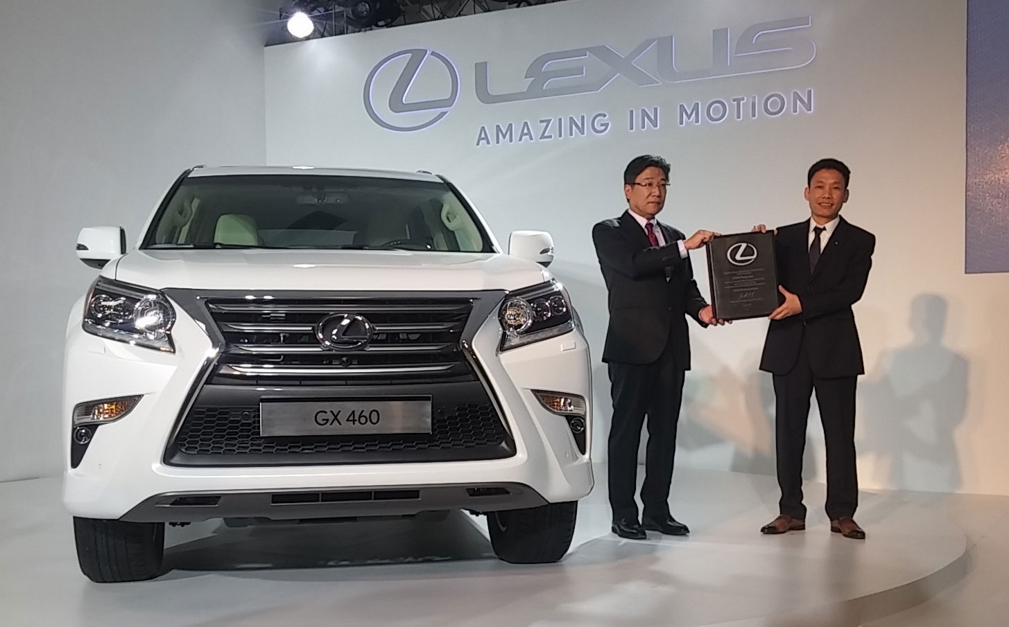 Tổng giám đốc Toyota Việt Nam trao chứng nhận đại lý chính hãng cho Lexus Thăng Long.