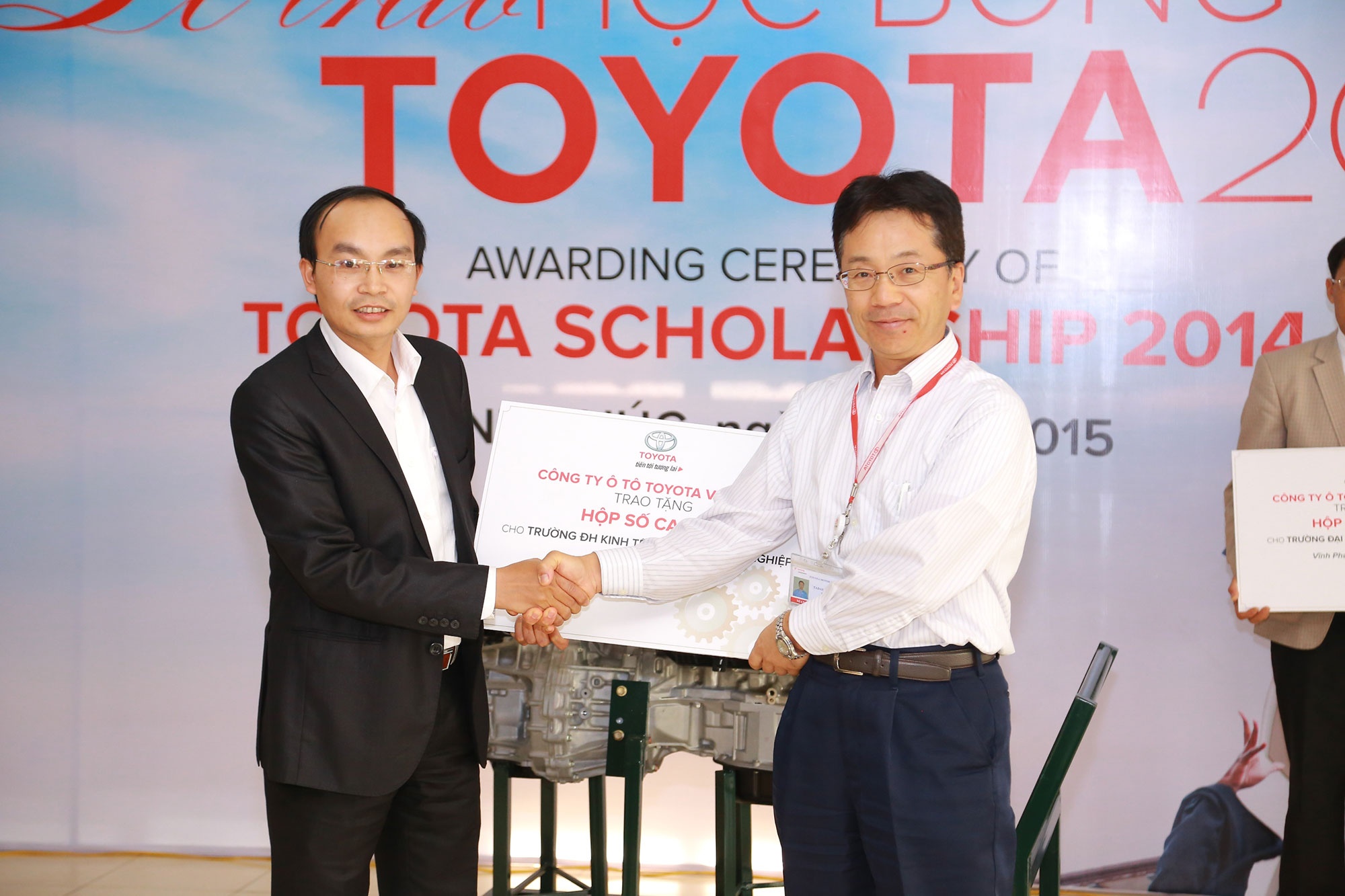 Toyota trao tang 16 dong co xe cho cac truong dai hoc hinh anh