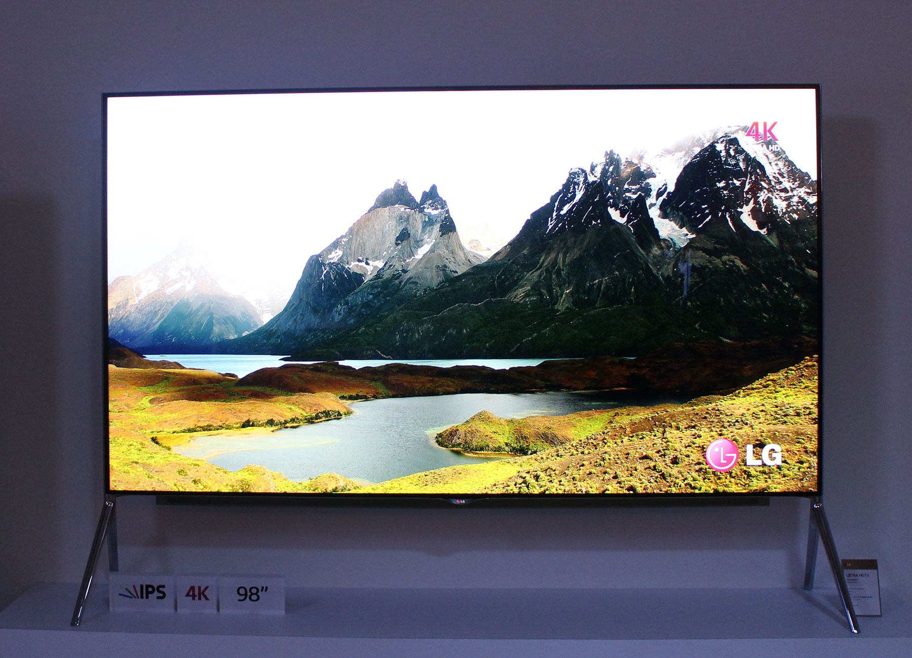 Ngoài ra LG còn trưng bày một mẫu TV Ultra HD 98 inch