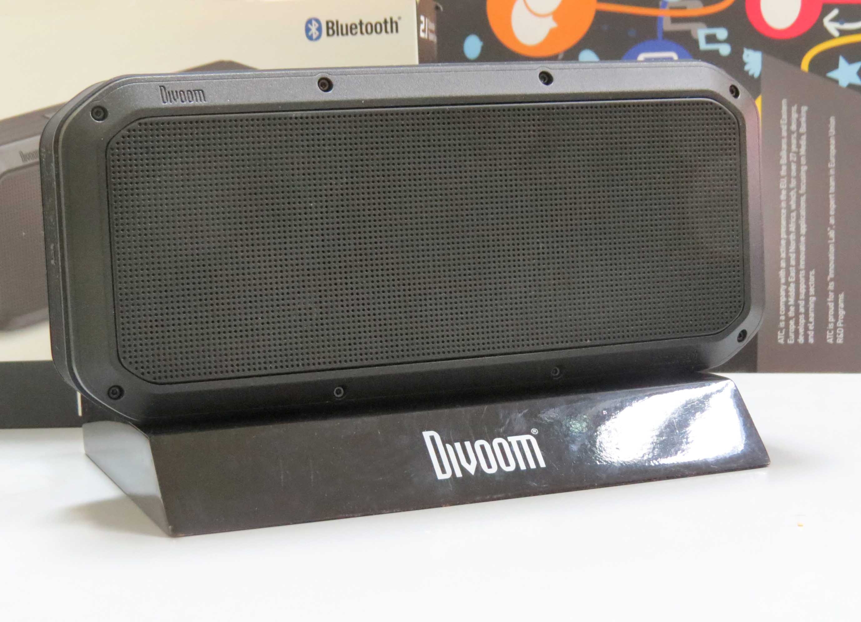 Voombox Party thích hợp để mang theo trong các chuyến dã ngoại hoặc tiệc tùng bên bể bơi.