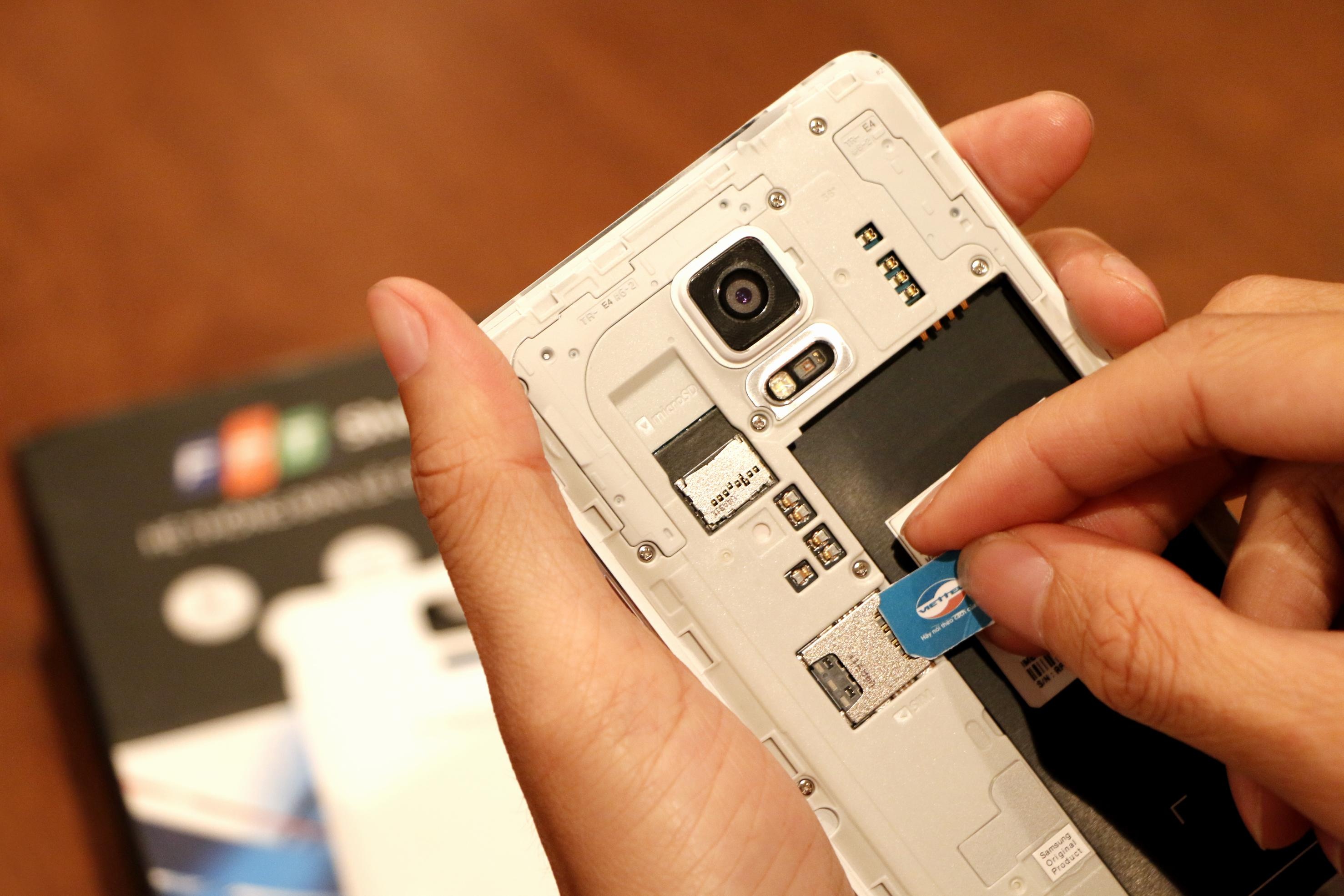 Nhan SIM tu quy khi mua dien thoai hinh anh