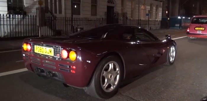 McLaren F1 cua Mr. Bean bi bat gap tren duong pho London hinh anh