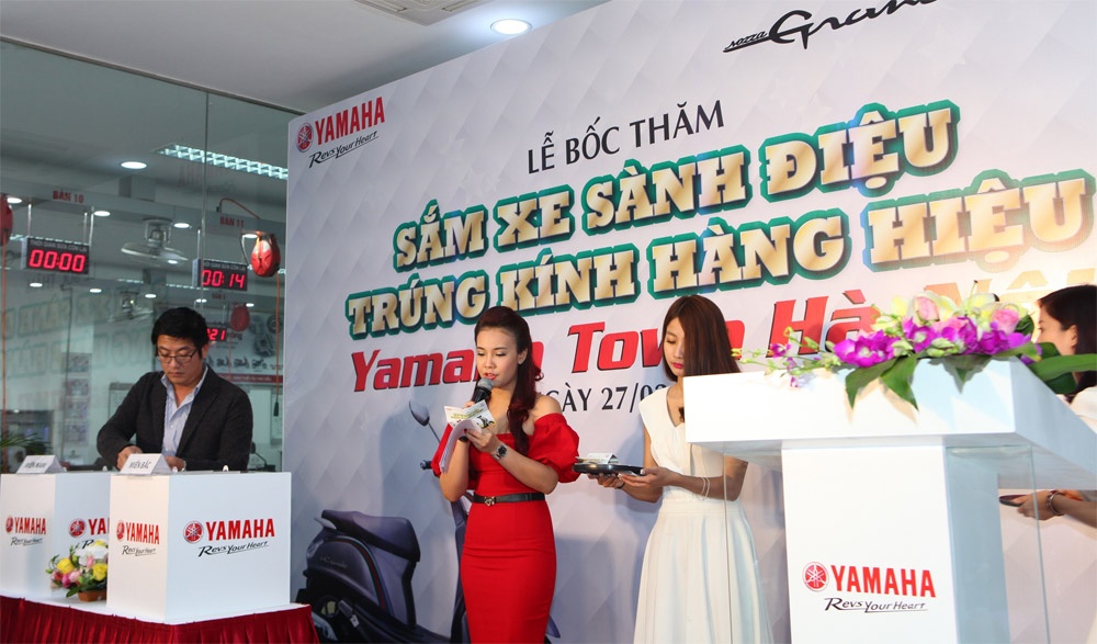 Mua xe Grande duoc tang kinh mat Gucci hinh anh