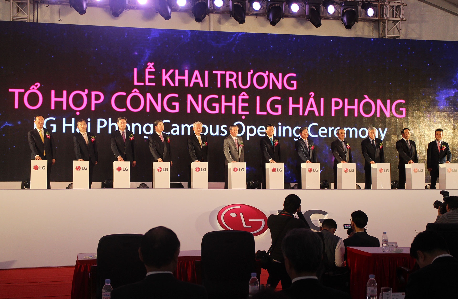 Chủ tịch nước Trương Tấn Sang tham gia bấm nút khai trương nhà máy LG Hải Phòng. Ảnh: Lê Anh.