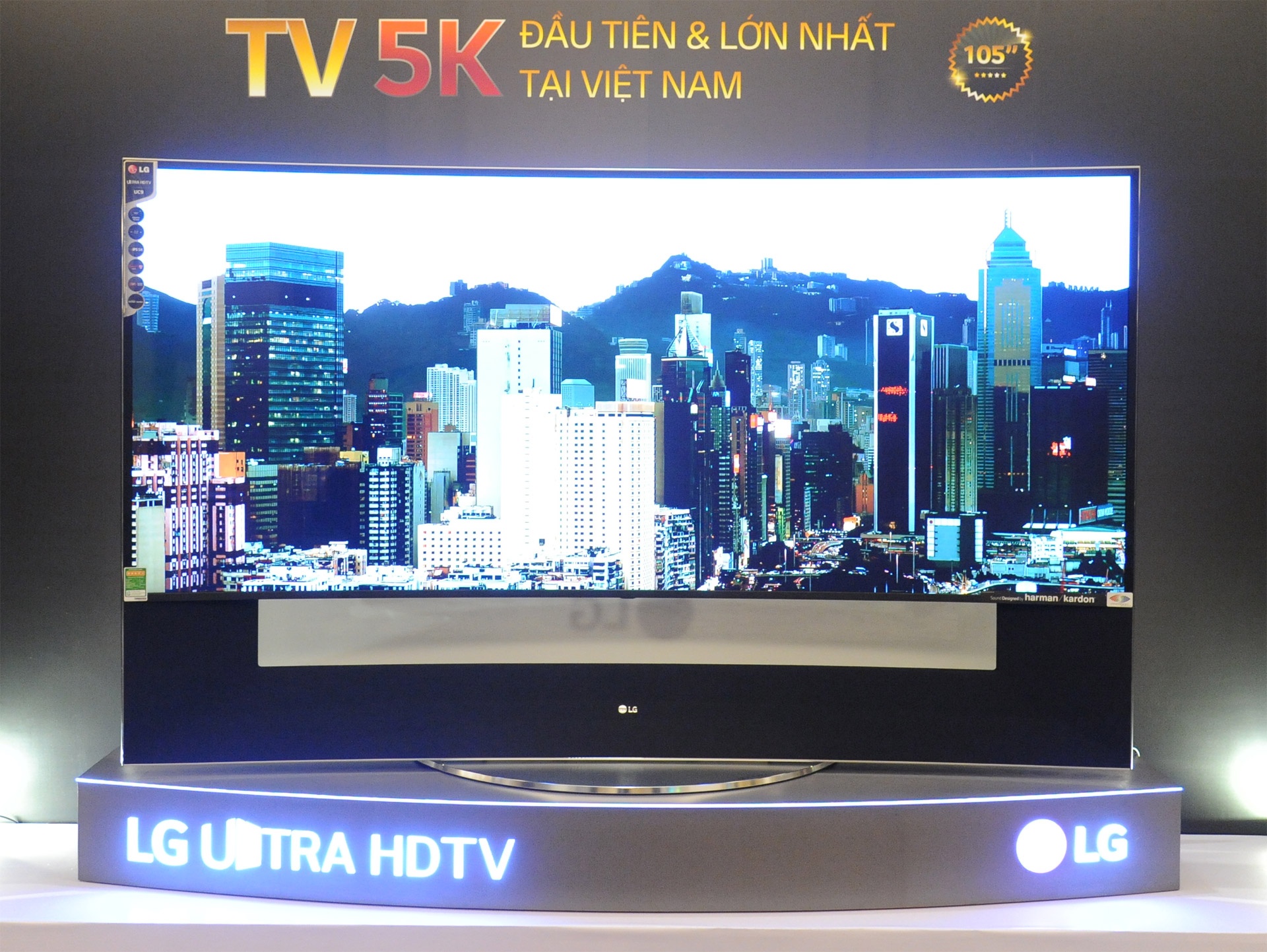 TV 5K 105 inch dau tien tai Viet Nam co gia 2 ty dong hinh anh