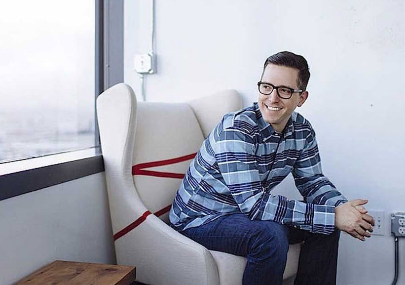 Dave Morin làm việc tại bộ phận marketing của Apple từ năm 2004 -2006. Ông rời khỏi Apple năm 2006 để đầu quân cho Facebook tại Facebook Connect cho đến năm 2010. Sau đó Morin bỏ Facebook để phát triển một mạng xã hội riêng với tên gọi Path. Ông cũng được biết đến như một nhà đầu tư.