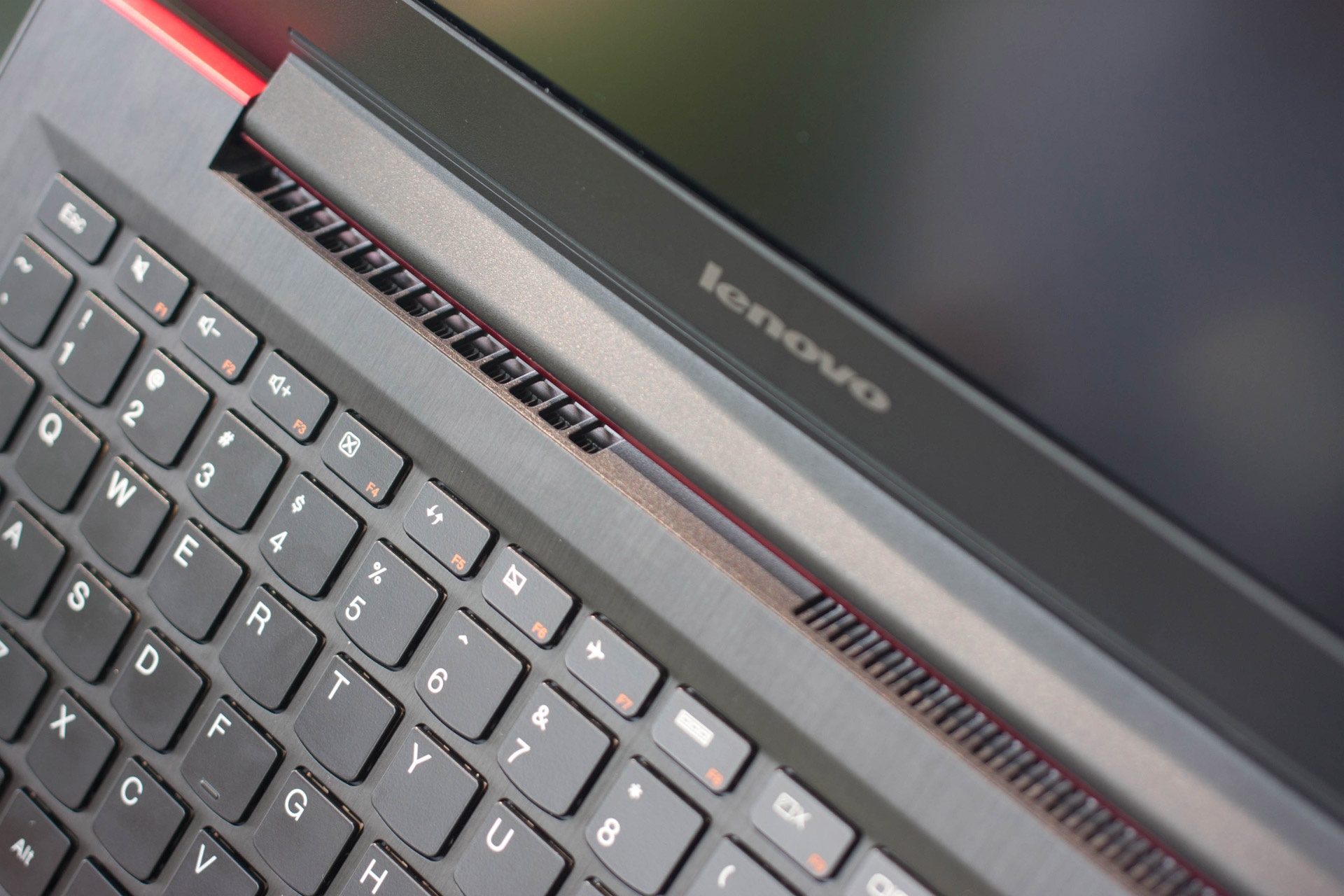 Hệ thống âm thanh Dolby® Home Theater  cho trải nghiệm nghe nhạc, xem phim, và chơi game  ấn tượng.