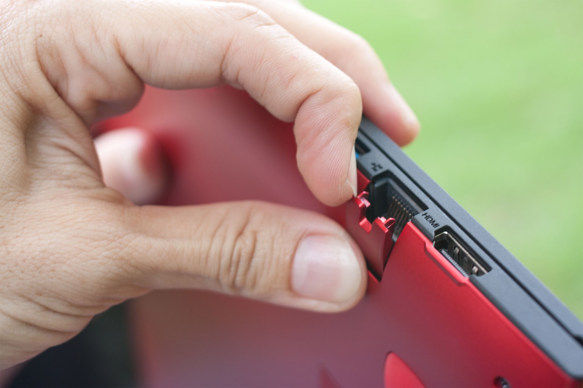 Máy được trang bị đầy đủ các ngõ kết nối: USB 3.0, LAN,  HDMI, khe đọc thẻ nhớ, audio… Cổng USB 3.0 hỗ trợ sạc  ngay cả trong trạng thái chờ.