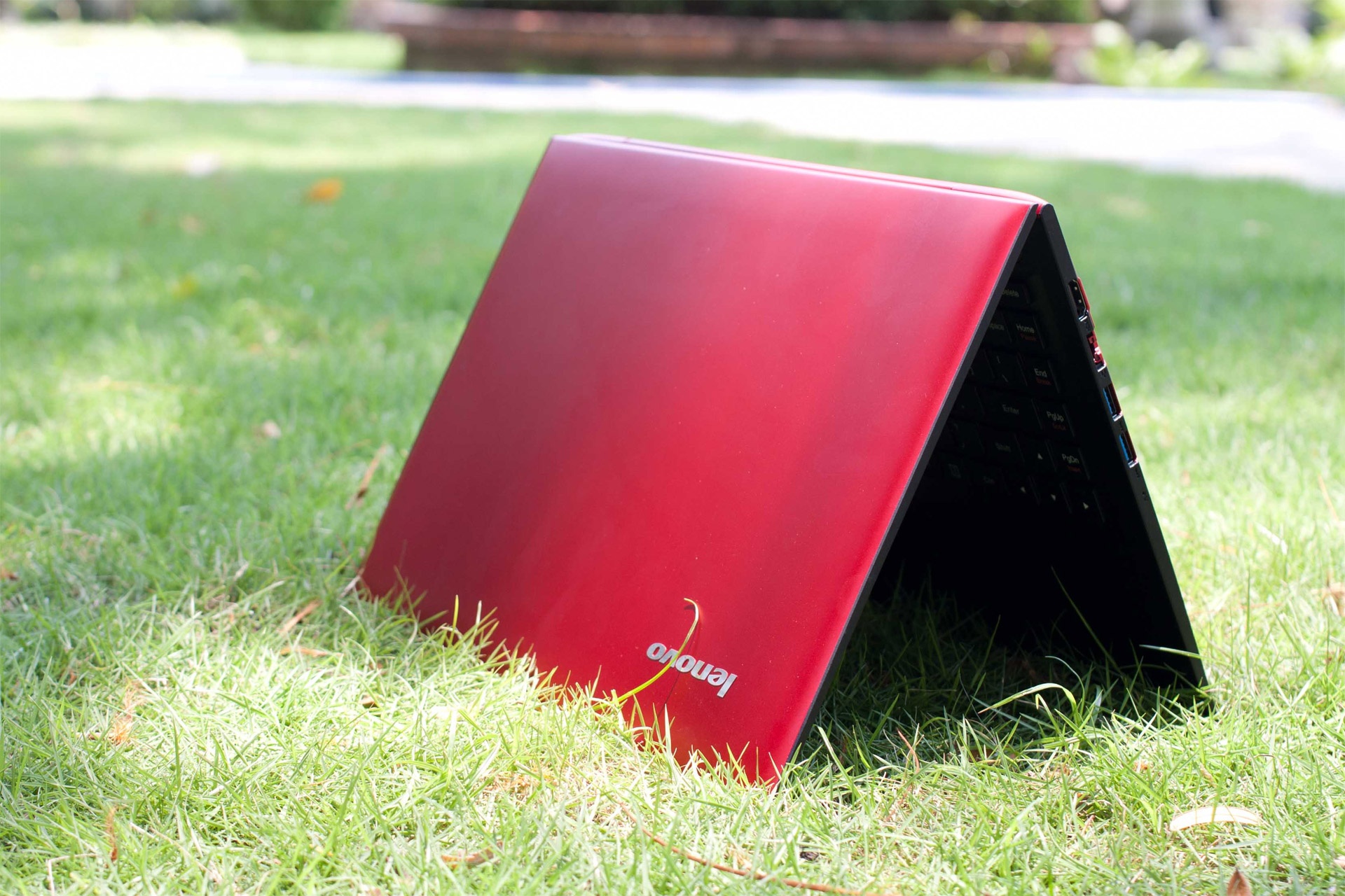 U41 là mẫu laptop có thiết kế vỏ kim loại, mỏng gọn và  rất đẹp.