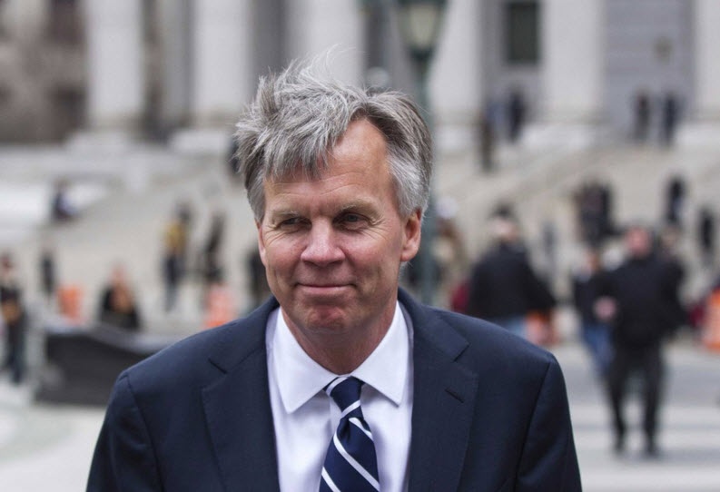 Ron Johnson là trưởng bộ phận bán lẻ cho Apple từ năm 2000 – 2011. Sau khi làm CEO của J.C. Penney từ năm 2011 – 2013, Johnson đã thành lập công ty thương mại điện tử Enjoy với trị giá <abbr class=