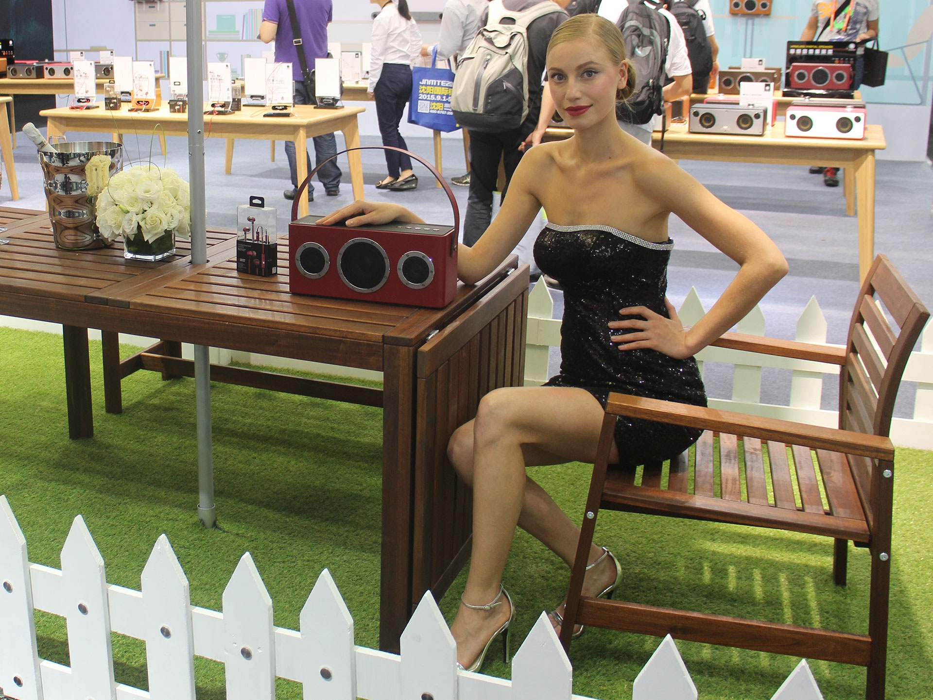 Mẫu loa di động của hãng GGMM có quai xách và nhiều màu sắc sặc sỡ. CES châu Á 2015 cũng là nơi quy tụ của rất nhiều nhà sản xuất phụ kiện Trung Quốc.