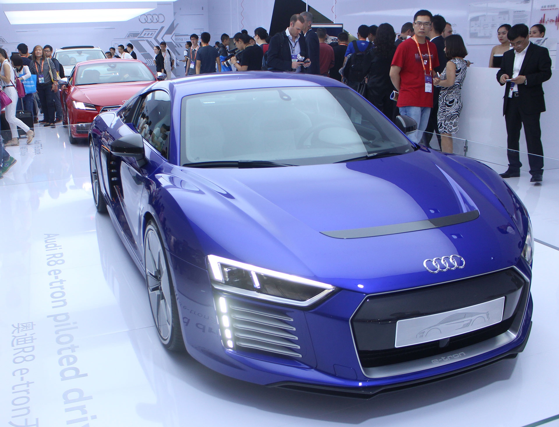 Audi gioi thieu R8 e-tron co kha nang tu lai hinh anh