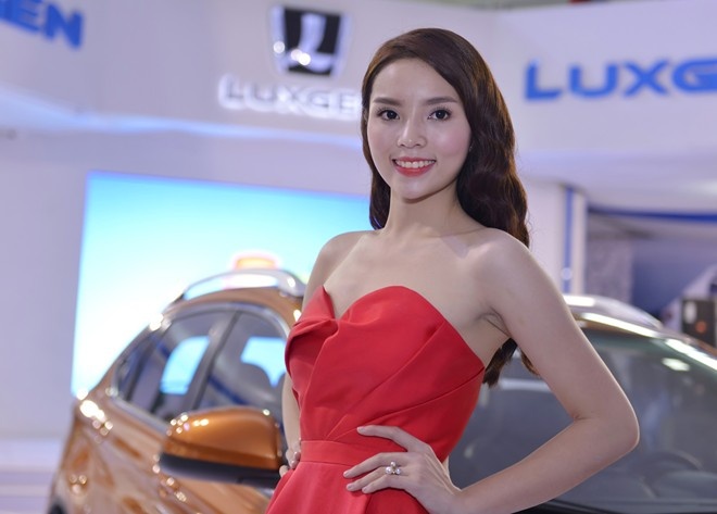 Hoa hau, nguoi dep hoi tu tai trien lam oto nhap khau hinh anh